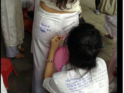 Viết lưu bút chia tay lên... mông quần bạn gái Viết lưu bút chia tay lên... mông quần bạn gái
