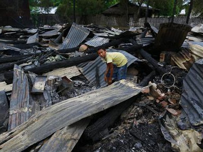 Xung đột tôn giáo ở Myanmar, 4 người chết Hiện trường một vụ phóng hỏa đốt nhà do những người theo đạo Phật nhằm vào những người đạo Hồi ở Myanmar hồi tháng 8