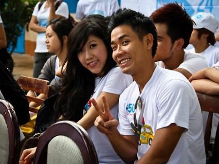 MC Nguyên Khang trồng cây cùng hot girl MC Nguyên Khang trồng cây cùng hot girl