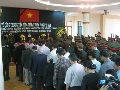 Nhân dân các dân tộc Đắk Lắk viếng Đại tướng Võ Nguyên Giáp Nhân dân các dân tộc Đắk Lắk viếng Đại tướng Võ Nguyên Giáp