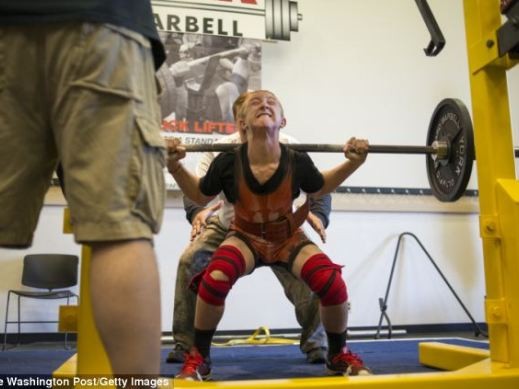 Cậu bé 14 tuổi nâng tạ hơn 100kg Cậu bé 14 tuổi nâng tạ hơn 100kg