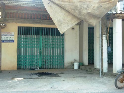 Đứng bên đường bỗng nhiên bị đâm chết Đứng bên đường bỗng nhiên bị đâm chết