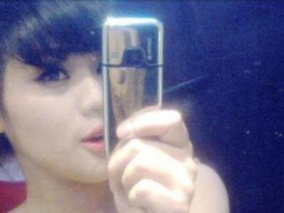 Hotgirl 9X tung ảnh nóng Hotgirl 9X tung ảnh nóng "chào hàng" để "nhử" khách mua dâm