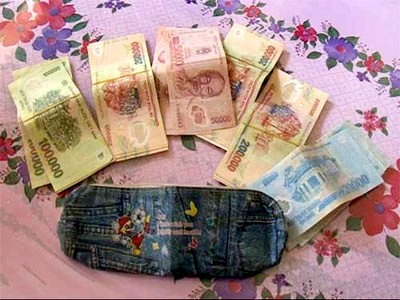 Người giúp việc trộm tiền chủ, giấu dưới... sông Người giúp việc trộm tiền chủ, giấu dưới... sông