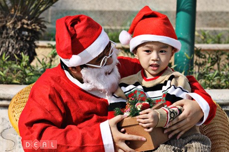 Tặng quà cho ông già Noel Tặng quà cho ông già Noel