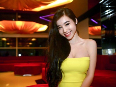 Elly Trần sexy với váy bó khoe vòng một ‘khủng’ Elly Trần sexy với váy bó khoe vòng một ‘khủng’
