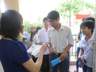 Một triệu HS thi tốt nghiệp: Băn khoăn máy ghi âm, ghi hình Một triệu HS thi tốt nghiệp: Băn khoăn máy ghi âm, ghi hình