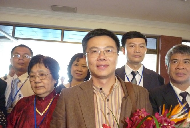 Đón chào nồng nhiệt GS Ngô Bảo Châu tại Nội Bài GS Ngô Bảo Châu đã về Việt Nam