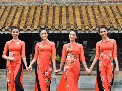 Hàng loạt người đẹp, hoa khôi e ấp với áo dài ở Huế Hàng loạt người đẹp, hoa khôi e ấp với áo dài ở Huế
