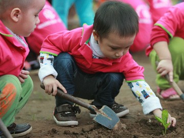 Trẻ em học làm nông dân Trẻ em học làm nông dân