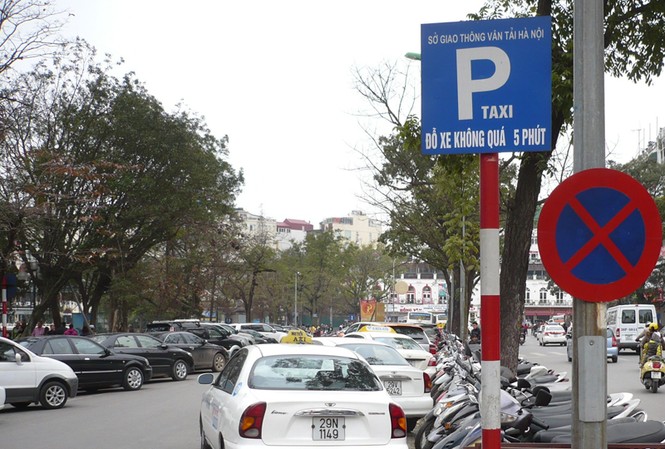 Hà Nội: Nháo nhác tìm chỗ đỗ xe Điểm trông giữ xe trước tòa nhà hàm cá mập (phố Đinh Tiên Hoàng) hôm qua vẫn hoạt động nhộn nhịp. Ảnh: Trọng Đảng