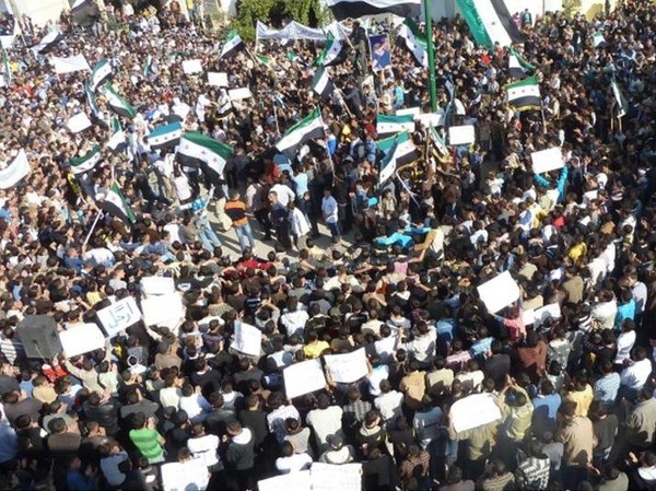 Bóng ma nội chiến bao trùm Syria Biểu tình chống chính phủ ở Syria. Ảnh: Reuters
