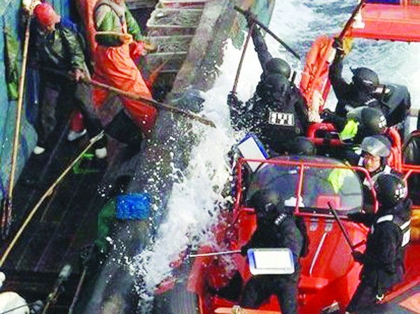 Nga nổ súng bắt giữ tàu cá Trung Quốc Nga nổ súng bắt giữ tàu cá Trung Quốc
