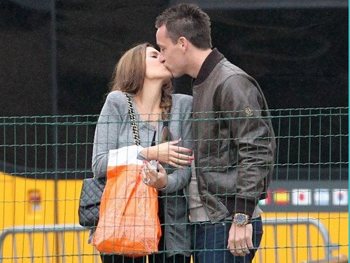 Vợ chồng John Terry ‘khoá môi’ giữa phố Vợ chồng John Terry ‘khoá môi’ giữa phố