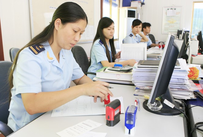 Hội chứng 'tước đoạt để bù đắp' Cán bộ công chức. Ảnh: Hồng Vĩnh