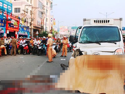 Xe máy chở bốn đâm xe tải, hai người tử vong Hiện trường vụ tai nạn. Ảnh: Hà Nội Mới