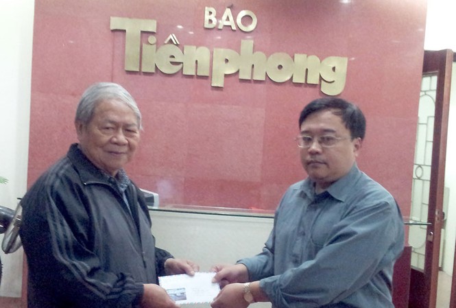 Ủng hộ đồng bào miền Trung bị bão lũ Ủng hộ đồng bào miền Trung bị bão lũ