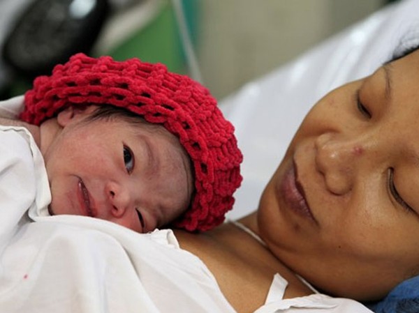 Bé gái Philippines trở thành công dân thứ 7 tỷ Mẹ con bé Danica Ảnh: AP