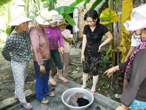 Lổn nhổn sinh vật lạ giống đỉa trong quần áo Lổn nhổn sinh vật lạ giống đỉa trong quần áo