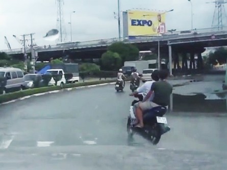 Hai cô gái trẻ mưu trí bắt cướp Hai cô gái trẻ mưu trí bắt cướp
