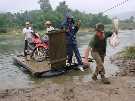 Thót tim cảnh 2.500 người 'đu dây' qua sông Thót tim cảnh 2.500 người 'đu dây' qua sông