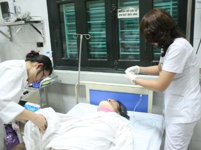 Bị đánh gãy cổ vì không đội mũ bảo hiểm? Ông Tùng được chuyển đến BV Việt Đức đêm 1-3