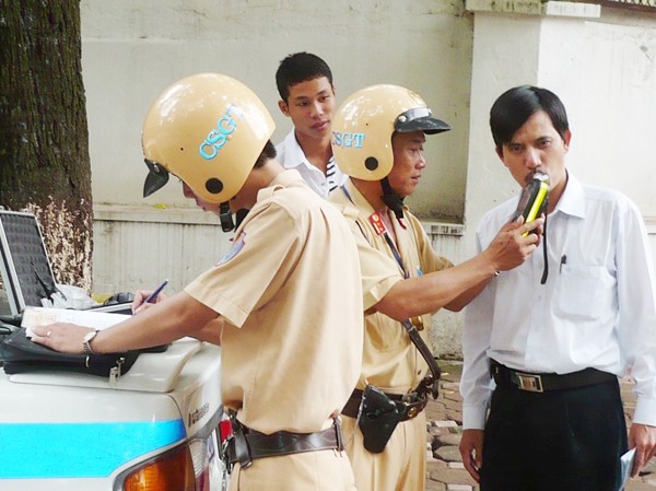 Uống rượu bia, lái xe phải học lại luật Tổ CSGT khu vực Tăng Bạt Hổ - Phạm Đình Hổ kiểm tra nồng độ cồn chiều qua. Ảnh: Trọng Đảng