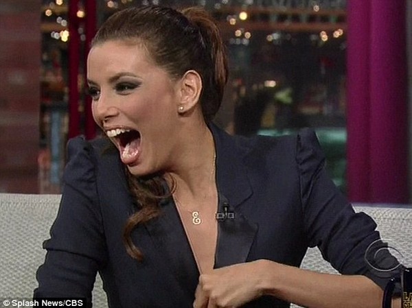 Eva Longoria suýt hở ngực vì bị bục cúc áo vest Eva Longoria suýt hở ngực vì bị bục cúc áo vest