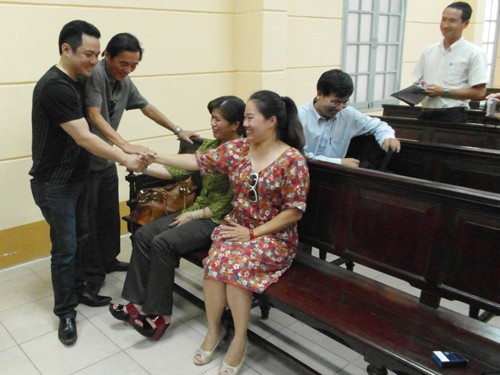 Người 'kiện máy đánh bạc' thắng 55 triệu USD Những cái bắt tay chúc mừng của bên nguyên đơn sau khi tòa tuyên ông Ly Sam thắng kiện với số tiền hơn 1.100 tỷ đồng