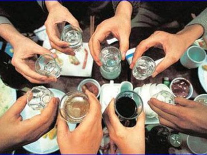 Kẻ tù, người tật chỉ vì tranh luận trên bàn nhậu Kẻ tù, người tật chỉ vì tranh luận trên bàn nhậu