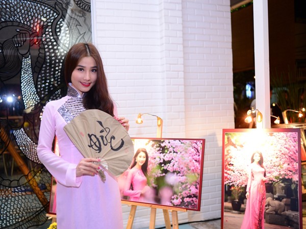 Diễm My 9X mặc áo dài trắng, khoe 'suối tóc' đen mượt Diễm My 9X mặc áo dài trắng, khoe 'suối tóc' đen mượt