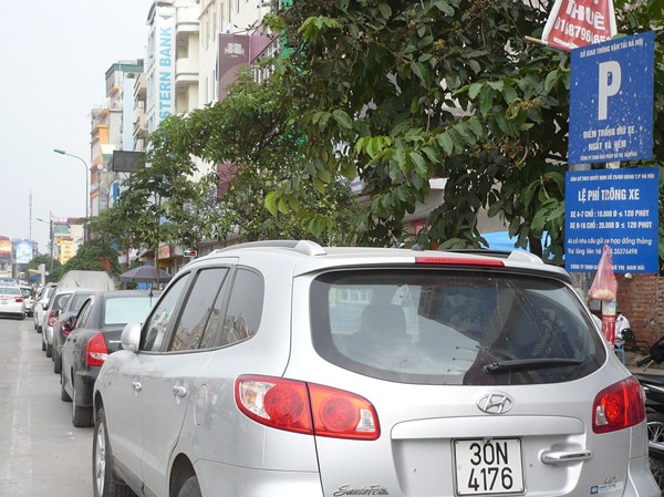 Ô tô, xe máy vẫn lấn nhau Ô tô, xe máy vẫn lấn nhau