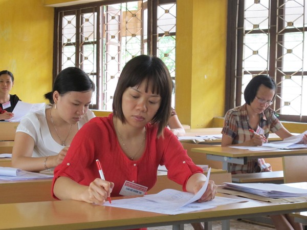 Điểm chuẩn dự kiến cao hơn năm trước Chấm thi môn thi tự luận Ảnh: Hồ Thu
