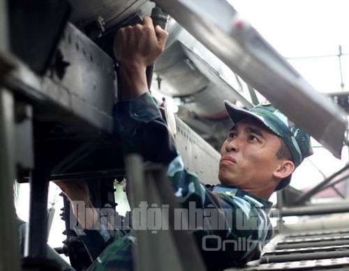 Xem bộ đội Tên lửa tháo, nạp đạn Xem bộ đội Tên lửa tháo, nạp đạn