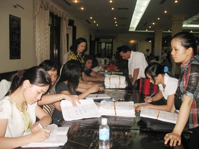 'Chiều' thí sinh, đánh đố các trường Các sở GD&ĐT bàn giao hồ sơ tuyển sinh cho các trường ĐH, CĐ năm 2010 Ảnh: Quý Hiên