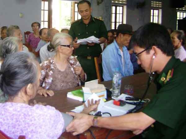 Khám, cấp thuốc miễn phí cho 300 dân nghèo ven biển Khám, cấp thuốc miễn phí cho 300 dân nghèo ven biển