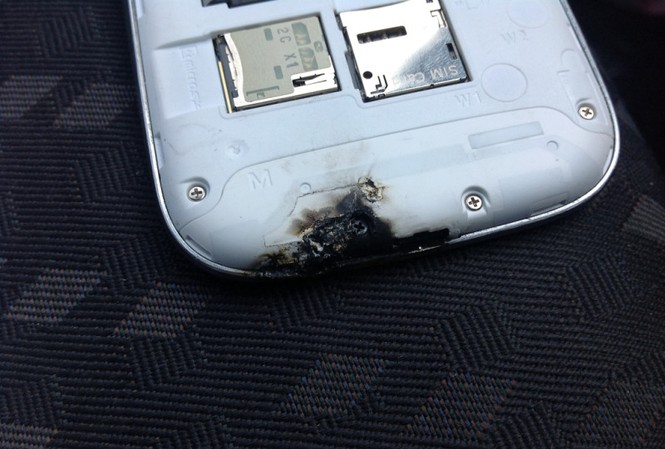 Samsung Galaxy S3 bốc cháy vì quá nóng Samsung Galaxy S3 bốc cháy vì quá nóng