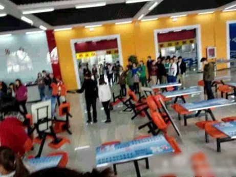 Nhà trường thu phí tắm rửa, sinh viên phẫn nộ đập phá Nhà trường thu phí tắm rửa, sinh viên phẫn nộ đập phá