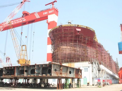 Khoản đầu tư nhiều rủi ro của ngân hàng Kinh tế khó khăn, việc đầu tư trái phiếu doanh nghiệp rủi ro cao (trong ảnh: Đóng tàu trọng tải lớn tại một doanh nghiệp thuộc Vinashin) Ảnh: Đình Thắng