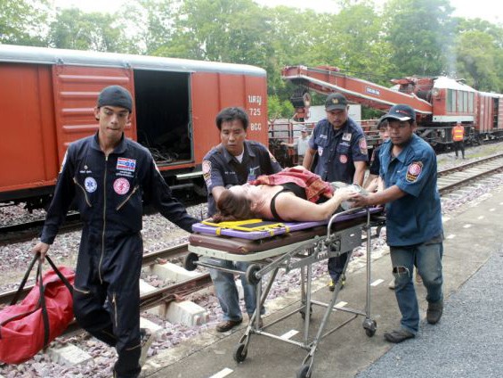 Tàu trật bánh, 23 du khách bị thương Tàu trật bánh, 23 du khách bị thương