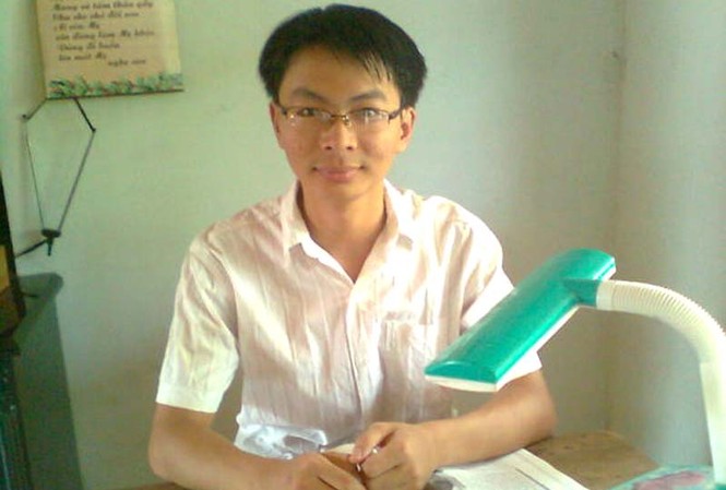 Mẹ đóng gạch thuê nuôi con đỗ thủ khoa 30 điểm Tăng Văn Bình