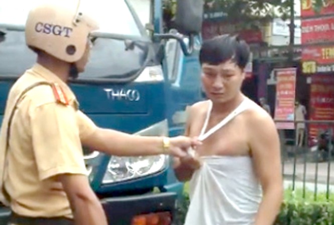 CSGT đánh chủ xe, không phải lái xe Ảnh cắt từ video clip