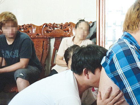 Chữa bệnh bằng nước lã, khói nhang và... bú Chữa bệnh bằng nước lã, khói nhang và... bú