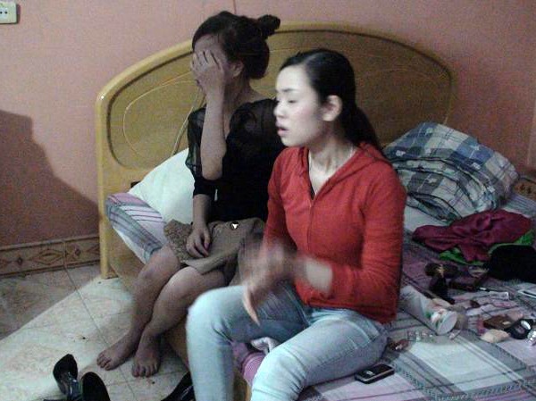 Triệt phá ổ mại dâm của má mì 9X Má mì Nguyễn Hồng Vân (áo đỏ) và một gái bán dâm ở phòng chờ khách