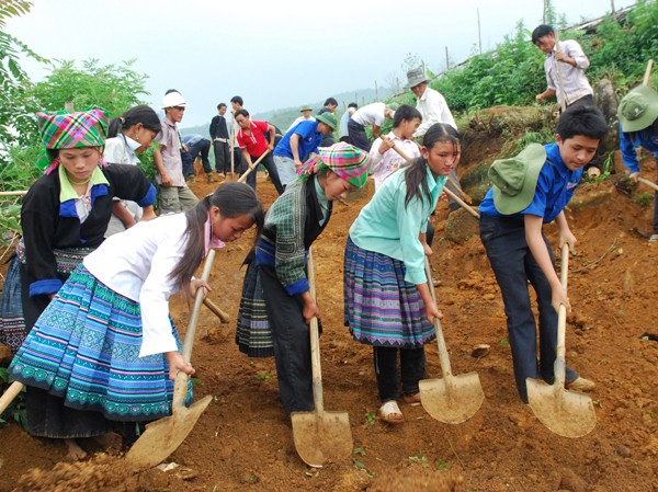 Hè tình nguyện ở vùng cao Tuổi trẻ Yên Bái làm đường trong hè tình nguyện Ảnh: T.D