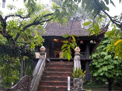 Tượng Phật vẫn ...đội nón ở chùa Một Cột Tượng Phật vẫn ...đội nón ở chùa Một Cột