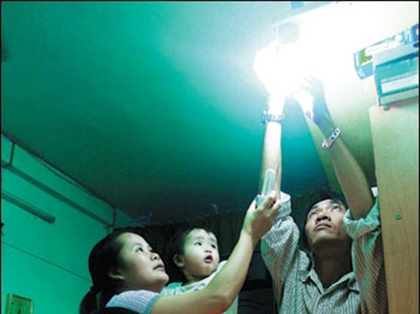 Người trẻ dạy học sinh tiết kiệm điện Người trẻ dạy học sinh tiết kiệm điện