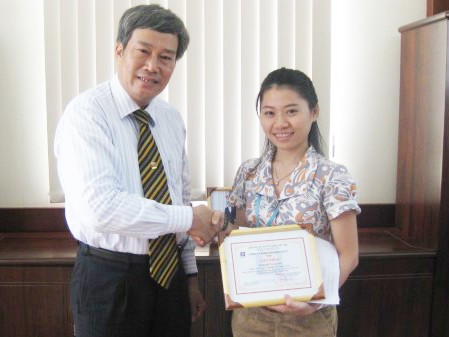 Cô gái chống dầu tràn Vân Anh nhận giải Green Prize do Ban Giám đốc công ty trao tặng