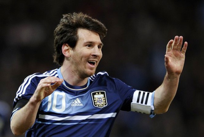 Rộ tin đồn Messi đột tử trên sân tập Rộ tin đồn Messi đột tử trên sân tập
