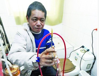 Người đàn ông nghèo suy thận tự chế máy lọc máu Người đàn ông nghèo suy thận tự chế máy lọc máu